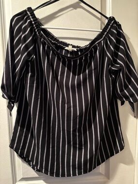 Women’s Black with White Stripes Top by Monteau Los Angeles New Size XL